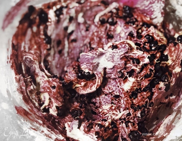 Добавить замороженные ягоды и перемешать лопаткой, но не до однородности, чтобы был красивый разрез и правильная текстура маффинов.