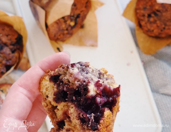 Переложить в формочки. Заполнять их на 2/3. Выпекать в предварительно разогретой до 180°C духовке 20–30 минут. Проверять готовность зубочисткой. Чтобы маффины получились рыхлыми и нежными, тесто не нужно тщательно вымешивать и взбивать. Эта и есть их главное отличие от кексов.