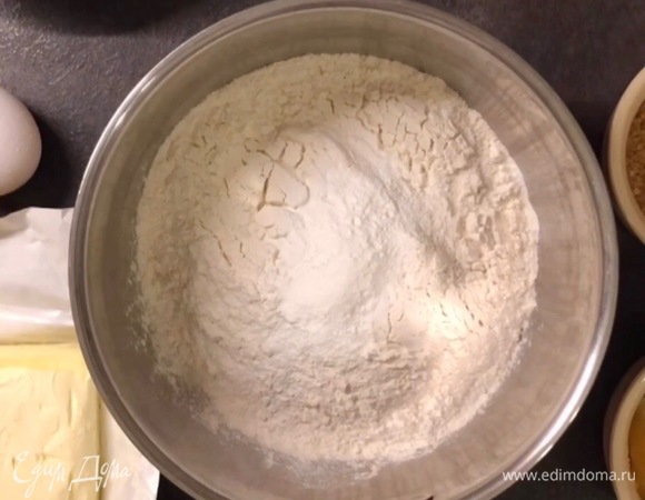 В отдельной миске смешать муку, соль и разрыхлитель.