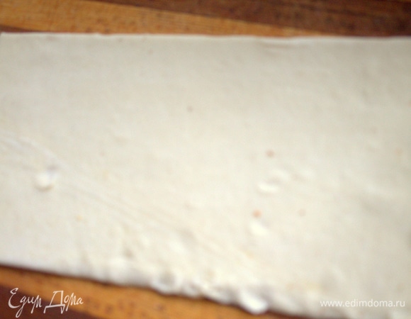 У нас слоеное тесто продают в пластинках 10 на 20 см. В упаковке 500 г 6 пластин.