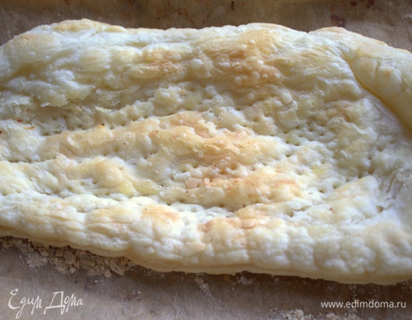 Подсушить основу в духовке 5–10 минут.