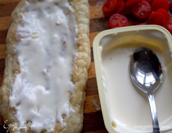 Смазать дно плавленым сыром.