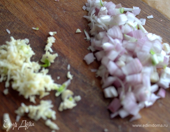 Нарезать мелко шалот и чеснок.