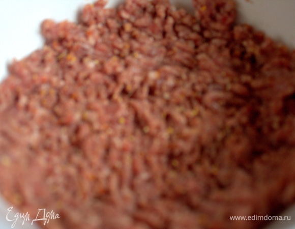 Фарш смешать с приправами и солью.