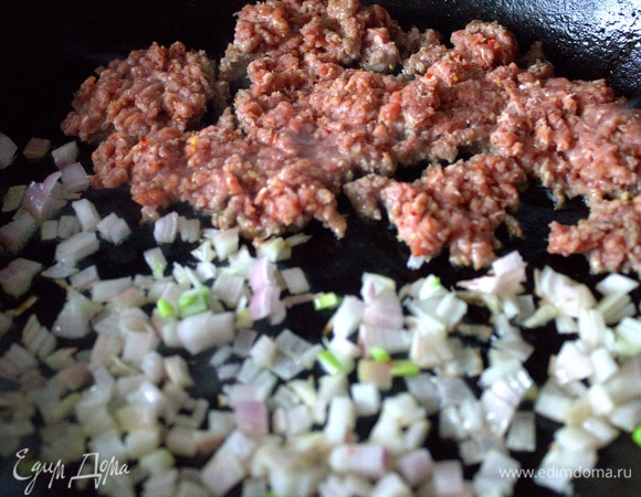 Обжарить лук, чеснок и к ним ввести фарш.