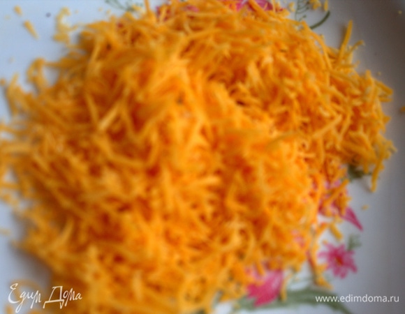 Сыр чеддер натереть или взять в пластинках.