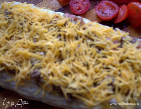 Насыпать сверху на фарш.