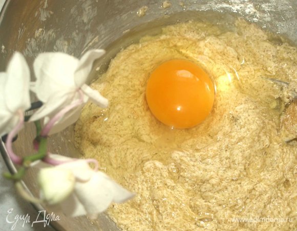 Размягченное сливочное масло взбить с сахаром до кремообразного состояния. Постепенно добавить по одному яйцу и тщательно перемешать. Добавляем сметану.