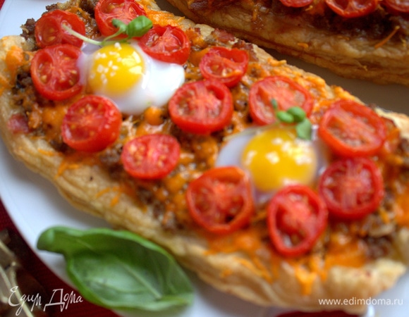 Посыпать крупной солью и запечь минут 5–7. Яйца не должны сильно пересушиться.