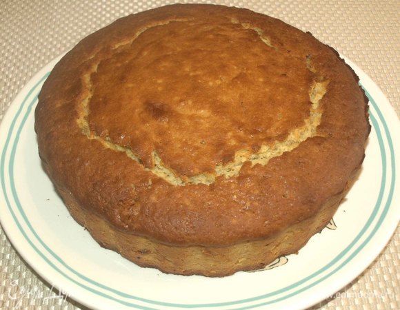 Готовый пирог достать. Дать остыть в форме. Перекладываем на блюдо.