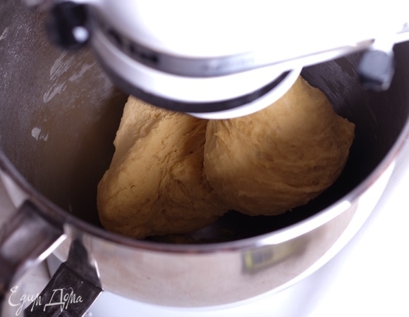 Перемешивать на средней скорости насадкой «крюк» в течение 6–10 минут.