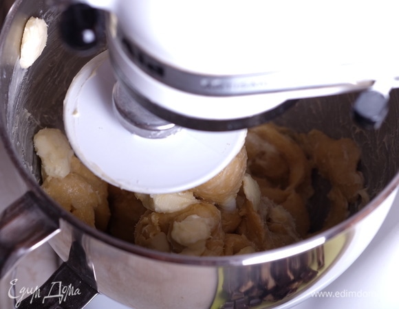 Холодное сливочное масло нарезать кубиками и добавить постепенно в тесто.