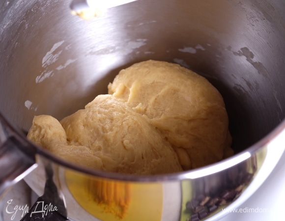 Вымешивать, пока тесто не станет однородным, мягким, с хорошо развитой клейковиной.