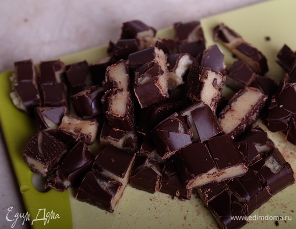 Марципан нарезать небольшими кубиками, с апельсинов снять цедру. У меня марципан в шоколаде.