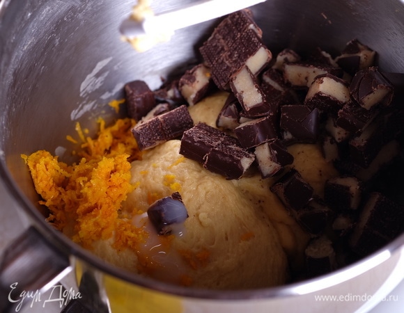 Добавить эссенцию, марципан и цедру в тесто.