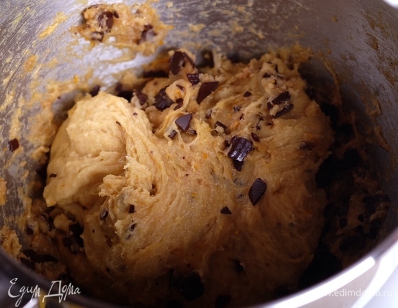 Вмешать на медленной скорости миксера в тесто.