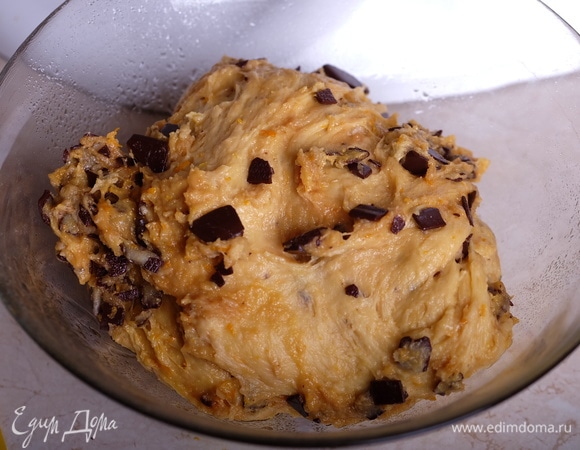 Переложить тесто в миску, затянуть пленкой и оставить при комнатной температуре на 1 час.