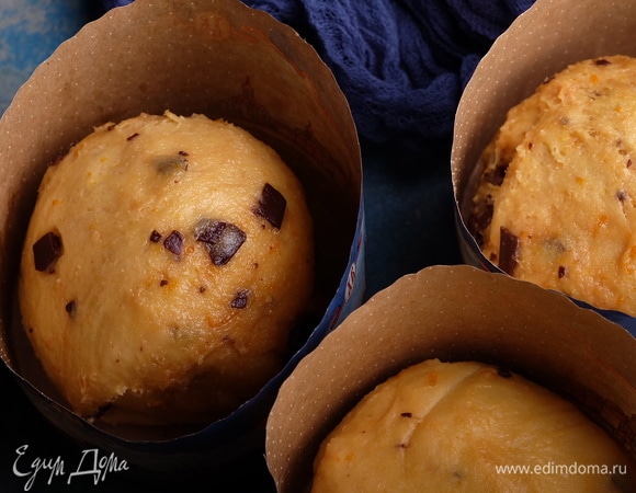 Сложить тесто конвертом, миску затянуть пленкой и убрать в холодильник на ночь. Утром тесто разделить на 3 части, округлить и разложить по формочкам. Оставить при температуре 25–28°C на 3 часа. Каждую формочку проткнуть насквозь деревянными шпажками крест-накрест.