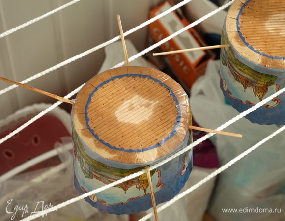 Выпекать куличи в течение примерно 30–40 минут до 96°C внутри кулича. Готовые куличи вынуть из духовки и сразу же подвесить за шпажки вниз головой. Полностью остудить в таком положении.