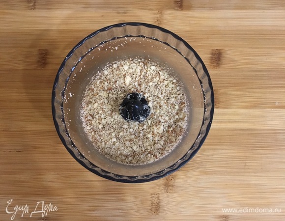 Миндаль измельчить в крошку.