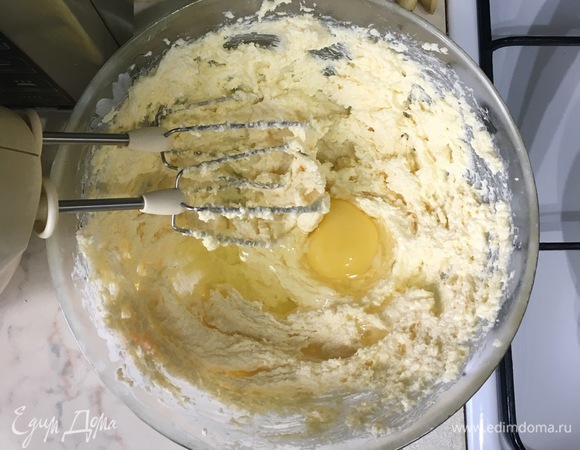 Миксером взбить сливочное масло (200 г) вместе с сахарной пудрой в пышную массу. Не переставая взбивать, по одному ввести яйца.