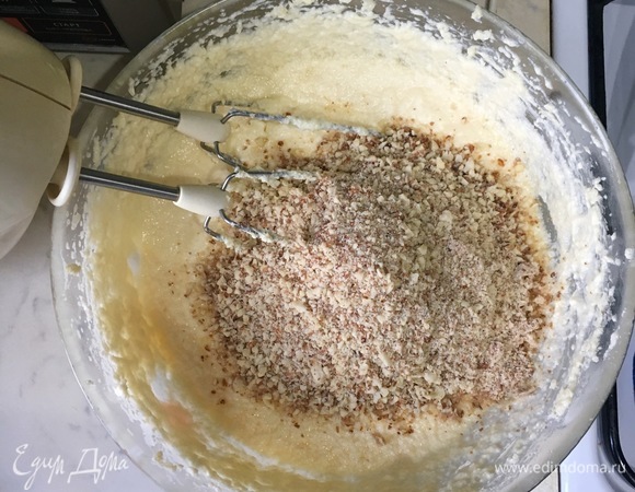 Продолжая взбивать, добавить измельченный миндаль, цедру и сок лимона, кедровые орешки.