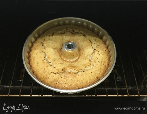 Выпекать кекс 50 минут до сухой палочки.