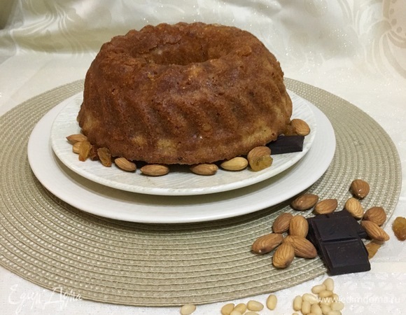 Достав из духовки, не спешите вынимать кекс из формы, дайте ему остыть — так он охотнее отойдет от стенок.