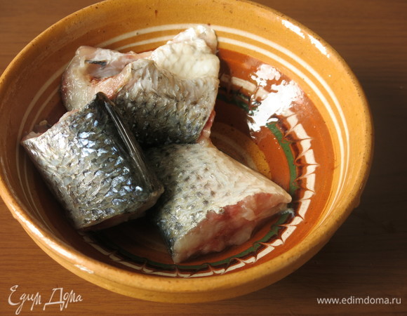 Чистим рыбу, нарезаем на кусочки.