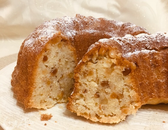 И наш кекс готов. Вкусный и ароматный, в нем много орешков.