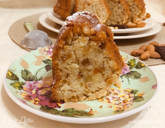 Отрезаем кусочек и наслаждаемся вкусом кекса.