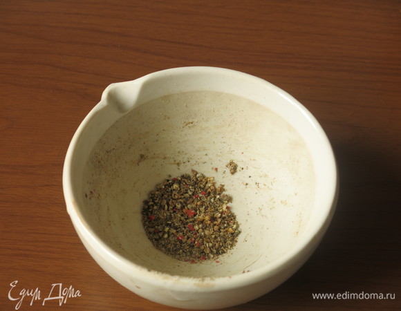 Соединяем соль, перец, кориандр, измельчаем.