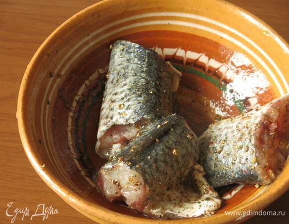 Натираем смесью кусочки рыбы (сверху и внутри).