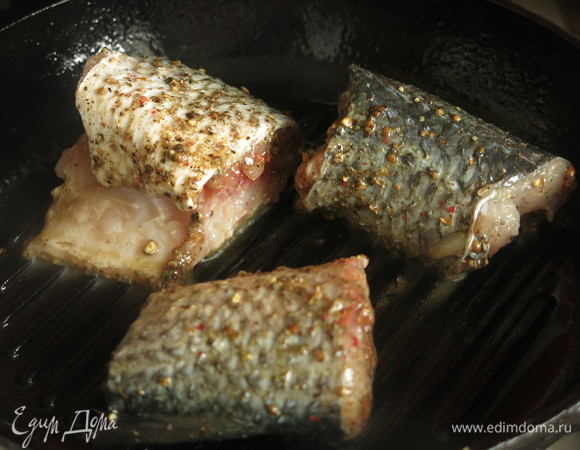 Смазываем нагретую сковороду-гриль маслом, обжариваем 3 минуты кусочки рыбы.