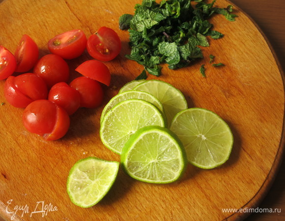 Нарезаем мяту, черри и лайм.