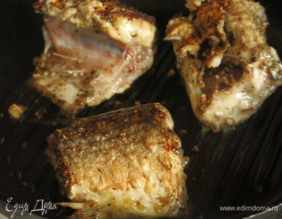 Переворачиваем рыбу и обжариваем еще 2 минуты.