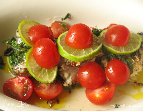 На рыбу кладем зелень, оставшиеся овощи и фрукты.