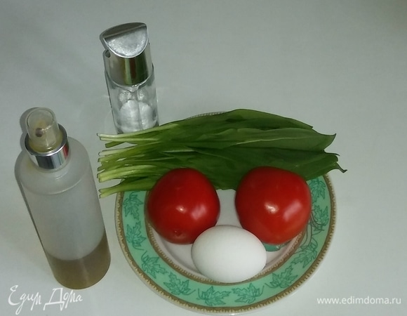 Вот все необходимые для приготовления салата ингредиенты. В ингредиентах указана черемша, для салата нужна свежая (не соленая) черемша, только листья.