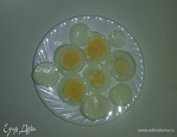 Яйцо отарить до готовности около 15 минут. Охладить и очистить (вареное яйцо лучше очищается, если разбивать его острой стороной). Затем нарезать его кружочками.
