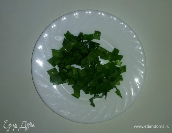 В ингредиентах указано 15 веточек (листьев) черемши, из этого количества нужно взять 8 листиков и нарезать их.