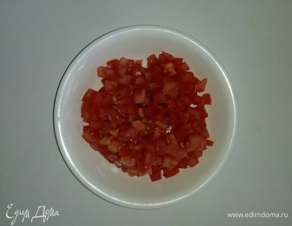 Помидор нарезать кубиками.