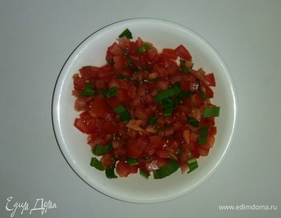 Добавить к помидору нарезанные листья черемши, соль и оливковое масло. Перемешать все вместе.