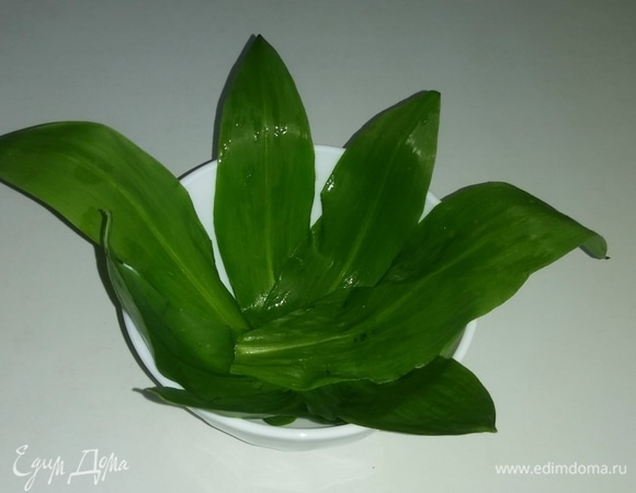 Украсить оставшимися листьями черемши пиалу.