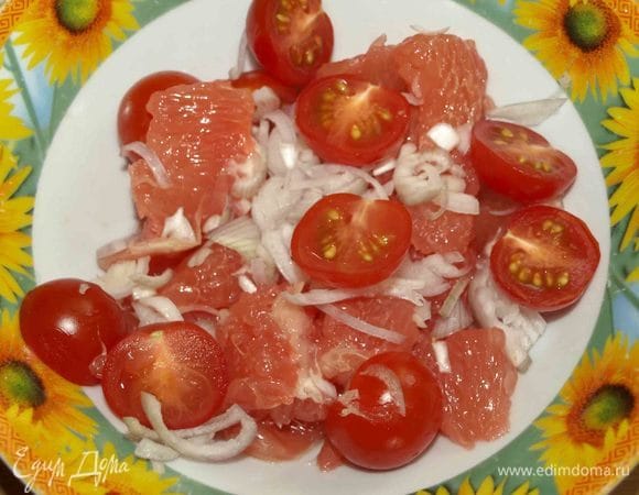 Грейпфрут очистить, убрать пленки. Дольки разделить на несколько частей. Лук-шалот очистить и мелко нарезать. Помидоры черри разрезать на две части.