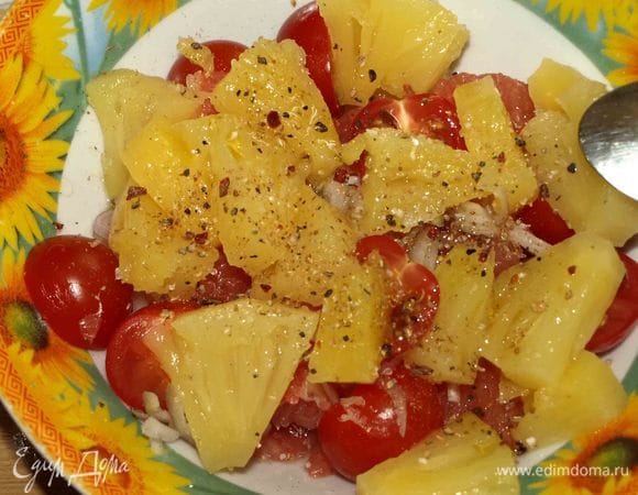 Добавить консервированные ананасы без сиропа (3 ст. л.). Добавляем оливковое масло, соль, перец. Все аккуратно перемешиваем.