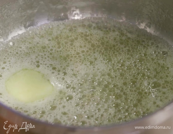 Кастрюльку с растопленным маслом снять с огня, дать немного остыть.
