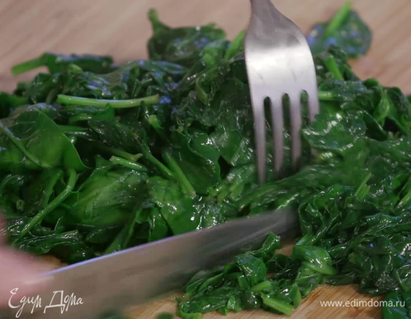 Шпинат выложить на доску и измельчить ножом.