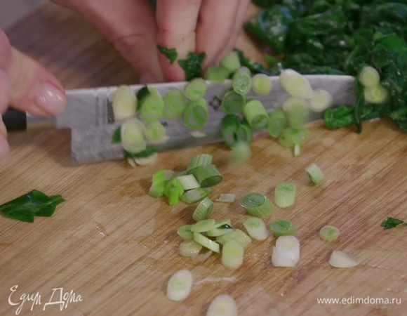 Нашинковать зеленый лук и петрушку.