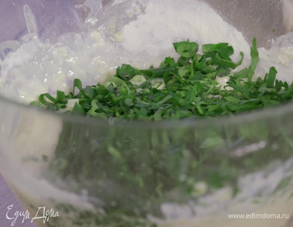 Добавить к тесту лук, петрушку и шпинат, посолить и перемешать.