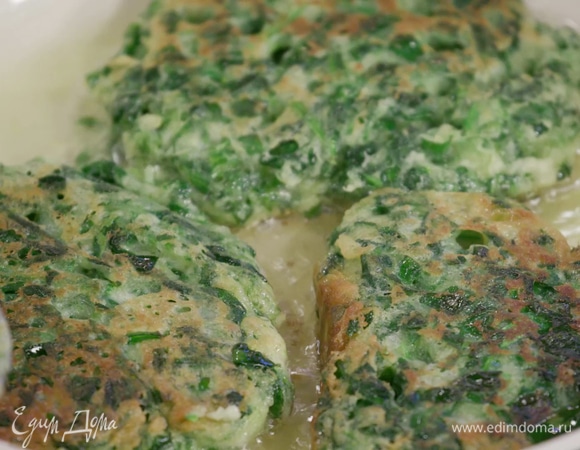 Испечь оладьи с двух сторон на разогретой с оливковым маслом сковороде.